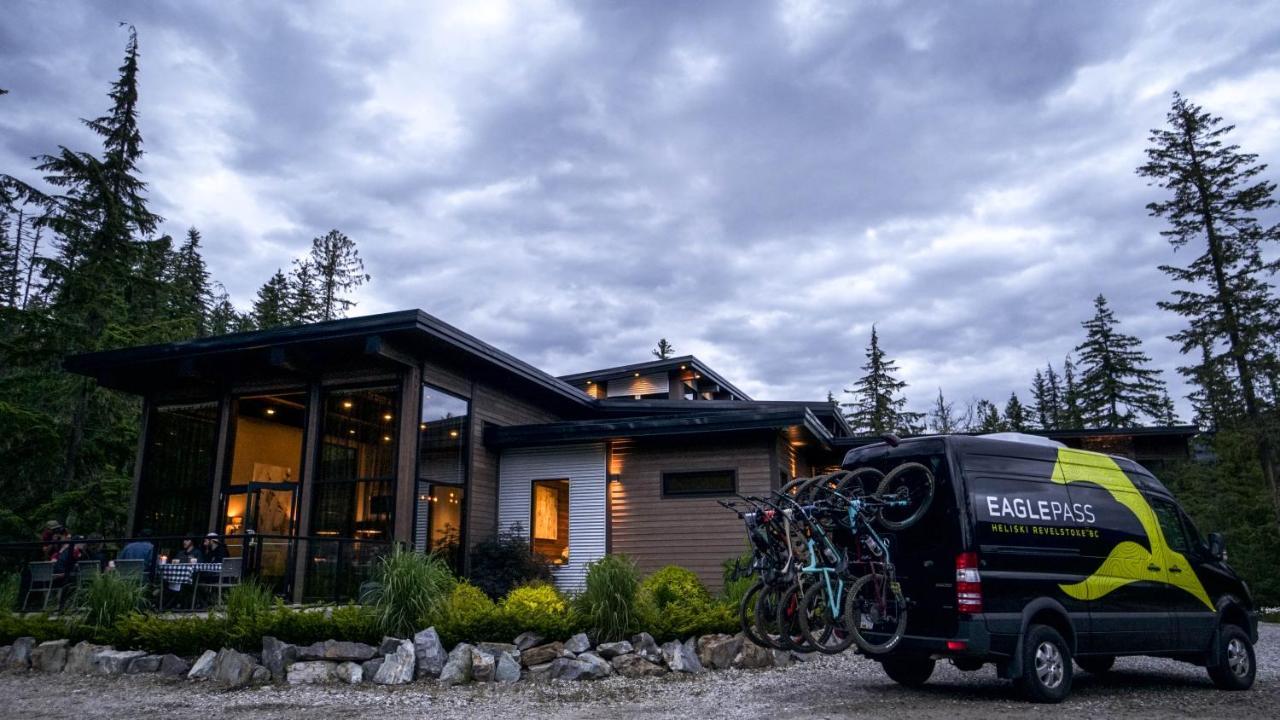 Eagle Pass Lodge Revelstoke Esterno foto
